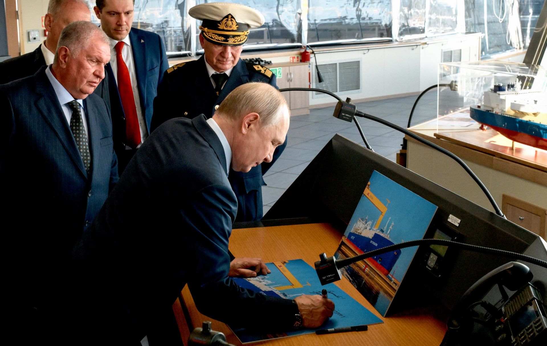 Президент РФ Владимир Путин оставляет автограф во время осмотра строящегося танкера-газовоза Петр Столыпин - РИА Новости, 1920, 02.09.2026