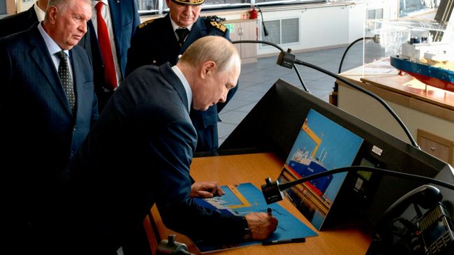 Президент РФ Владимир Путин оставляет автограф во время осмотра строящегося танкера-газовоза Петр Столыпин. 2 сентября 2026