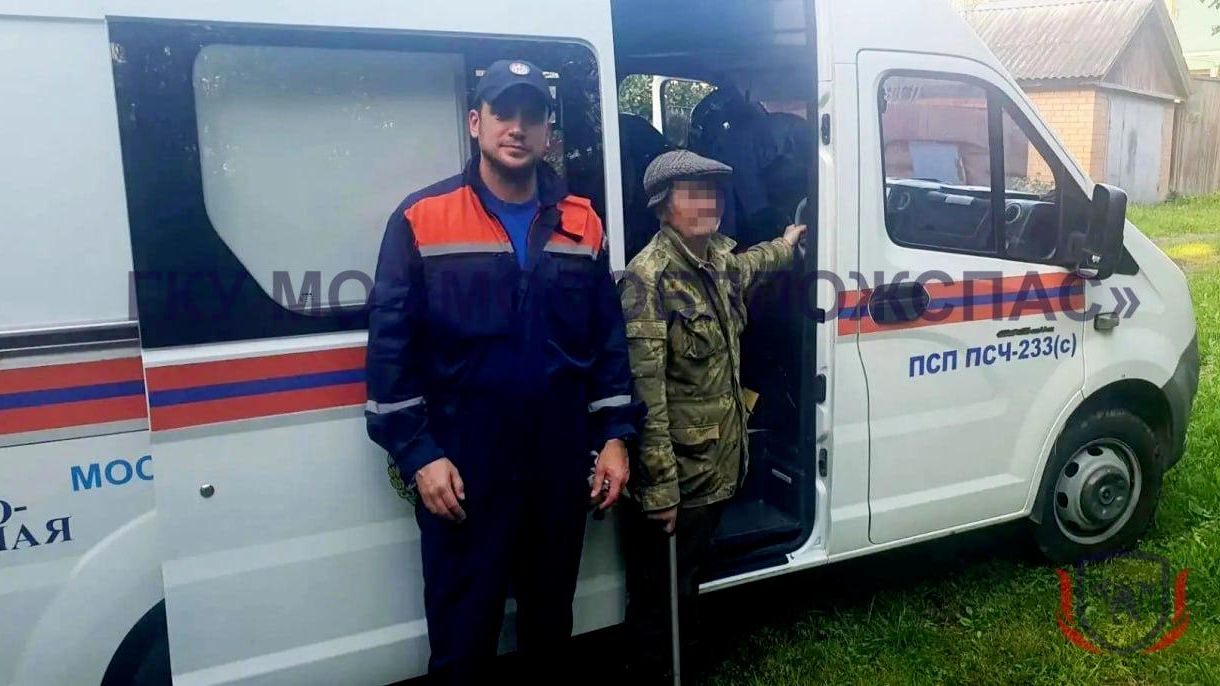 Сотрудники Мособлпожспаса совместно с добровольцами отряда ЛизаАлерт нашли 87-летнего мужчину, заблудившегося в лесу в Подмосковье Сотрудники Мособлпожспаса совместно с добровольцами отряда ЛизаАлерт нашли 87-летнего мужчину, заблудившегося в лесу в Подмосковье - РИА Новости, 1920, 02.09.2026