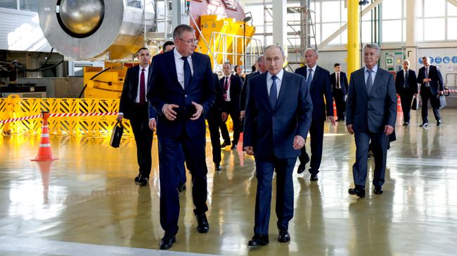Президент РФ Владимир Путин во время осмотра завода ВРК Сапфир на территории верфи Звезда во Владивостоке