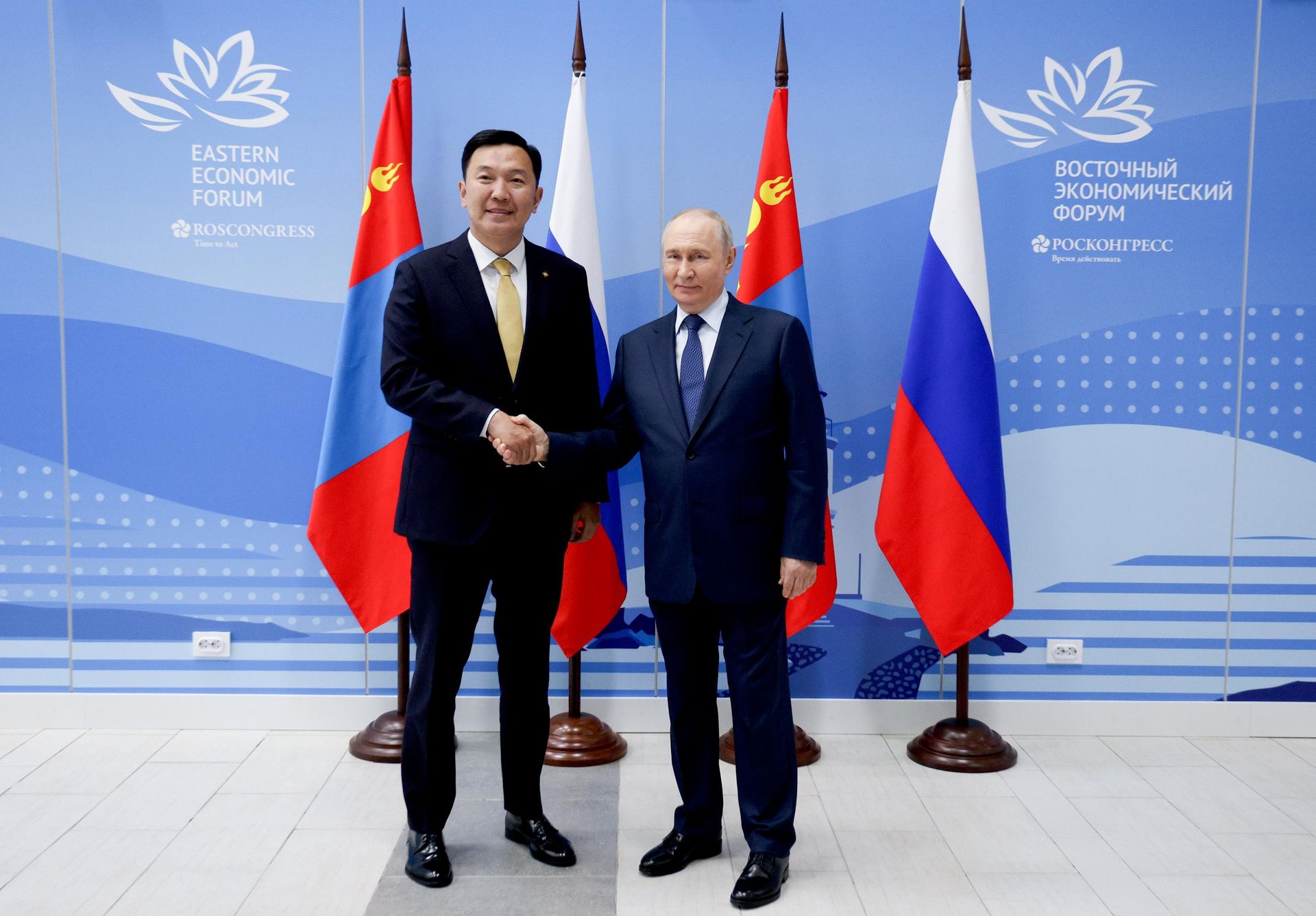 Президент РФ Владимир Путин и премьер-министр Монголии Ням-Осорын Учрал во время встречи на полях Восточного экономического форума во Владивостоке Президент РФ Владимир Путин и премьер-министр Монголии Ням-Осорын Учрал во время встречи на полях Восточного экономического форума во Владивостоке - РИА Новости, 1920, 02.09.2026