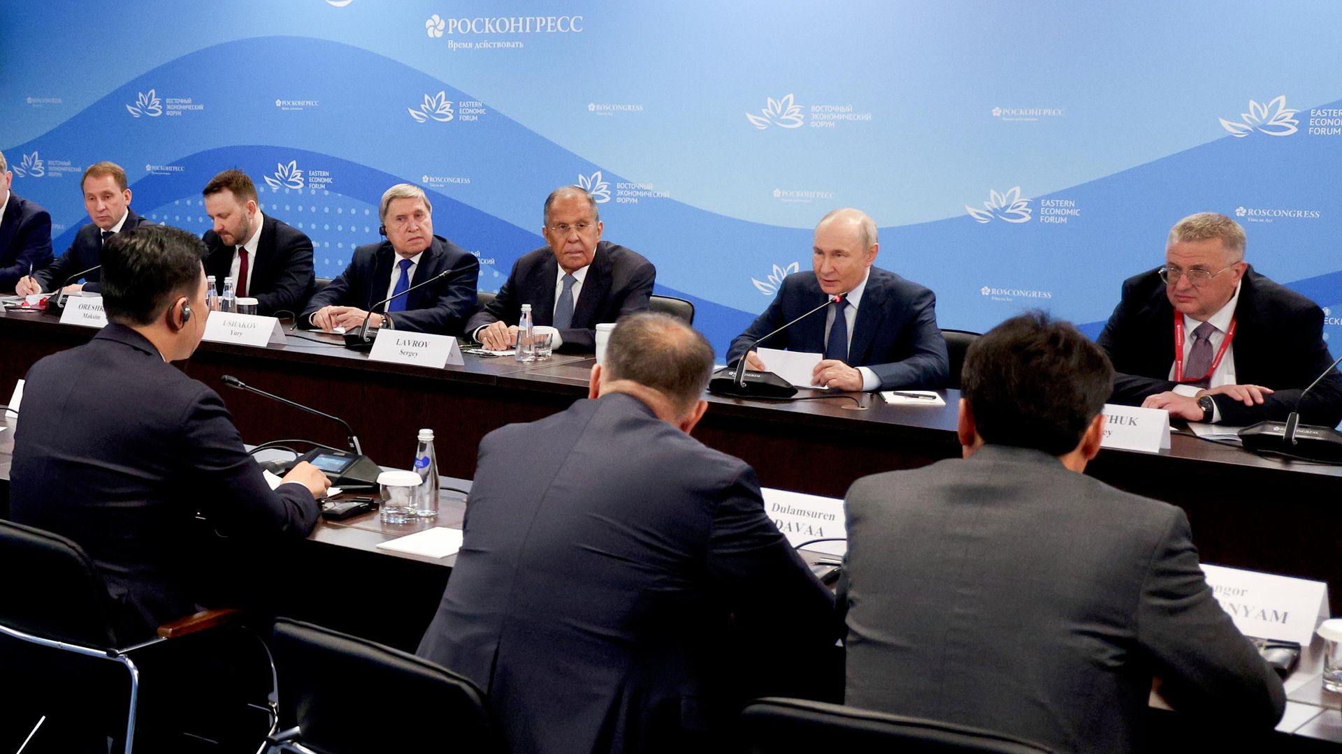 Президент РФ Владимир Путин и премьер-министр Монголии Ням-Осорын Учрал во время встречи на полях Восточного экономического форума во Владивостоке. 2 сентября 2026 Президент РФ Владимир Путин и премьер-министр Монголии Ням-Осорын Учрал во время встречи на полях Восточного экономического форума во Владивостоке. 2 сентября 2026 - РИА Новости, 1920, 02.09.2026