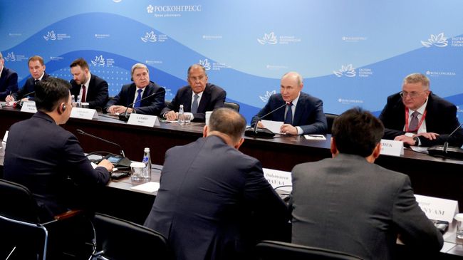 Президент РФ Владимир Путин и премьер-министр Монголии Ням-Осорын Учрал во время встречи на полях Восточного экономического форума во Владивостоке. 2 сентября 2026