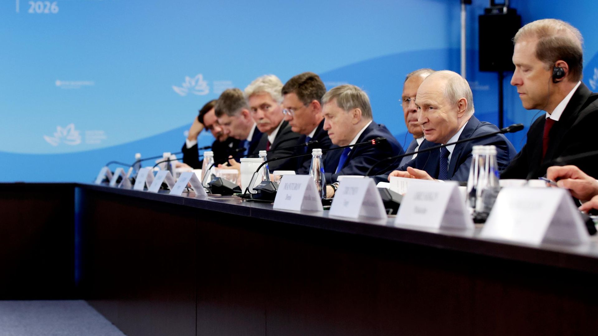 Президент РФ Владимир Путин и российская делегация во время встречи с заместителем премьера Госсовета КНР Дин Сюэсяном на полях Восточного экономического форума. 2 сентября 2026 - РИА Новости, 1920, 02.09.2026