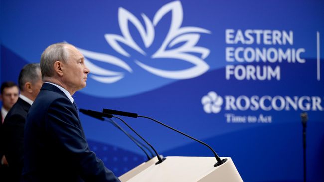 Президент РФ Владимир Путин во время осмотра интерактивной презентации развития Дальнего Востока и открытии в режиме видеоконференцсвязи новых объектов на полях Восточного экономического форума