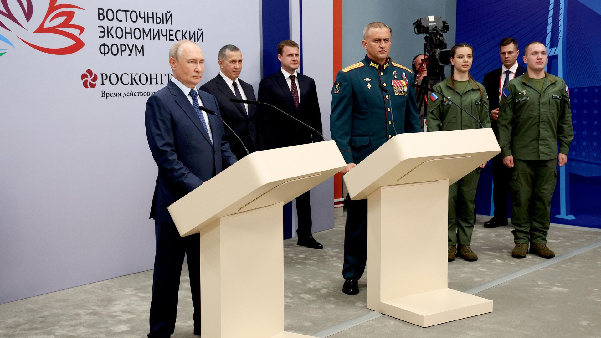 Президент РФ Владимир Путин во время осмотра интерактивной презентации развития Дальнего Востока и открытии в режиме видеоконференцсвязи новых объектов на полях Восточного экономического форума во Владивостоке. 2 сентября 2026 Президент РФ Владимир Путин во время осмотра интерактивной презентации развития Дальнего Востока и открытии в режиме видеоконференцсвязи новых объектов на полях Восточного экономического форума во Владивостоке. 2 сентября 2026 - РИА Новости, 1920, 02.09.2026