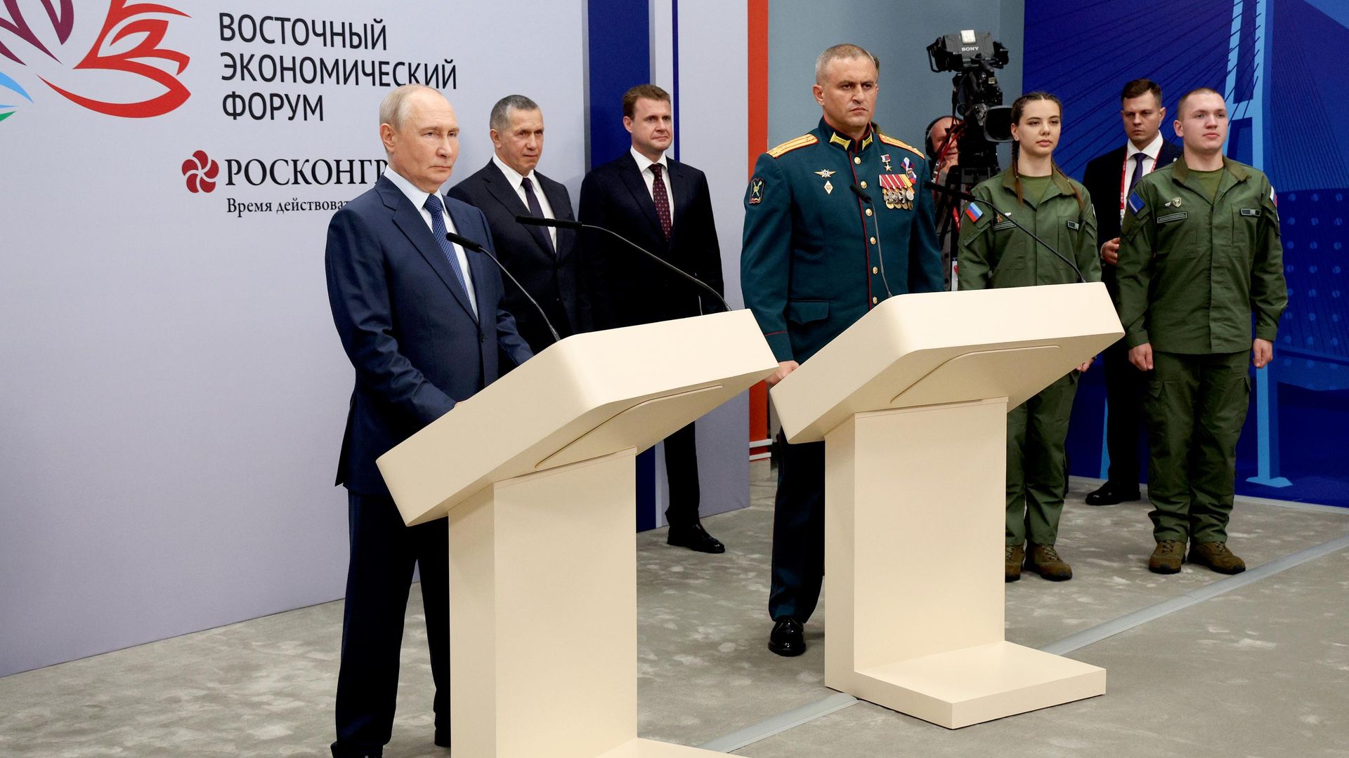 Президент РФ Владимир Путин во время осмотра интерактивной презентации развития Дальнего Востока и открытии в режиме видеоконференцсвязи новых объектов на полях Восточного экономического форума во Владивостоке. 2 сентября 2026 Президент РФ Владимир Путин во время осмотра интерактивной презентации развития Дальнего Востока и открытии в режиме видеоконференцсвязи новых объектов на полях Восточного экономического форума во Владивостоке. 2 сентября 2026 - РИА Новости, 1920, 02.09.2026