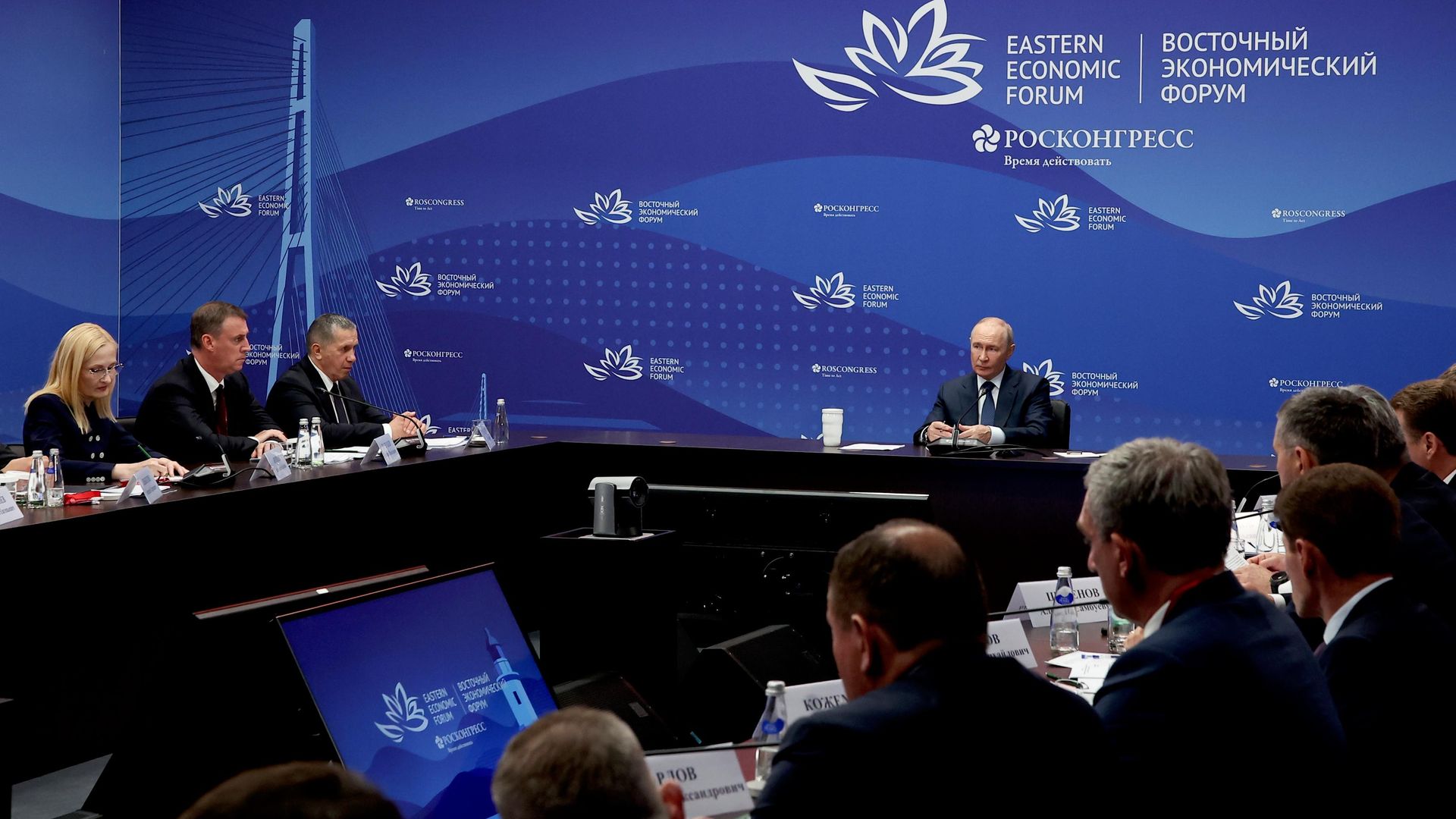 Президент РФ Владимир Путин проводит совещание по развитию Дальнего Востока на полях Восточного экономического форума во Владивостоке Президент РФ Владимир Путин проводит совещание по развитию Дальнего Востока на полях Восточного экономического форума во Владивостоке - РИА Новости, 1920, 02.09.2026
