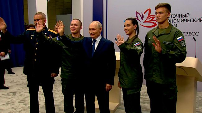 Путин приветствует ветеранов СВО и курсантов центра Воин по ВКС