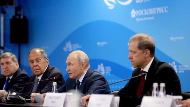 Президент РФ Владимир Путин во время встречи с заместителем премьера Госсовета КНР Дин Сюэсяном на полях Восточного экономического форума во Владивостоке Президент РФ Владимир Путин во время встречи с заместителем премьера Госсовета КНР Дин Сюэсяном на полях Восточного экономического форума во Владивостоке