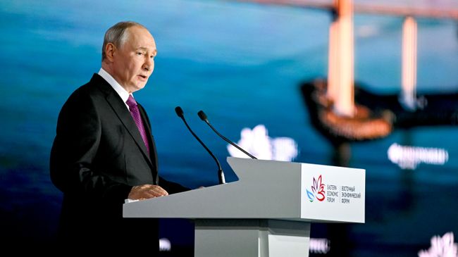 Президент РФ Владимир Путин на пленарной сессии Восточного экономического форума