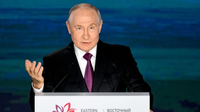 Президент РФ Владимир Путин на пленарной сессии Восточного экономического форума