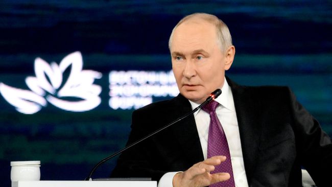 Президент РФ Владимир Путин на пленарной сессии Восточного экономического форума