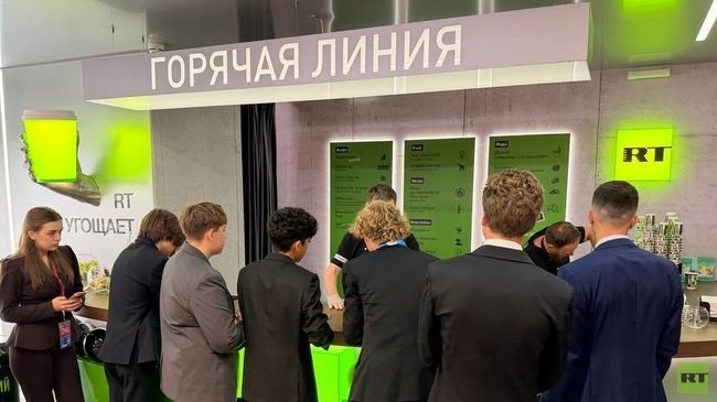 Кафе Горячая линия на стенде телеканала RT на Восточном экономическом форуме