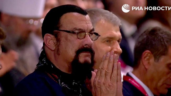 Американский актер Стивен Сигал жестом выразил благодарность президенту России Владимиру Путину 