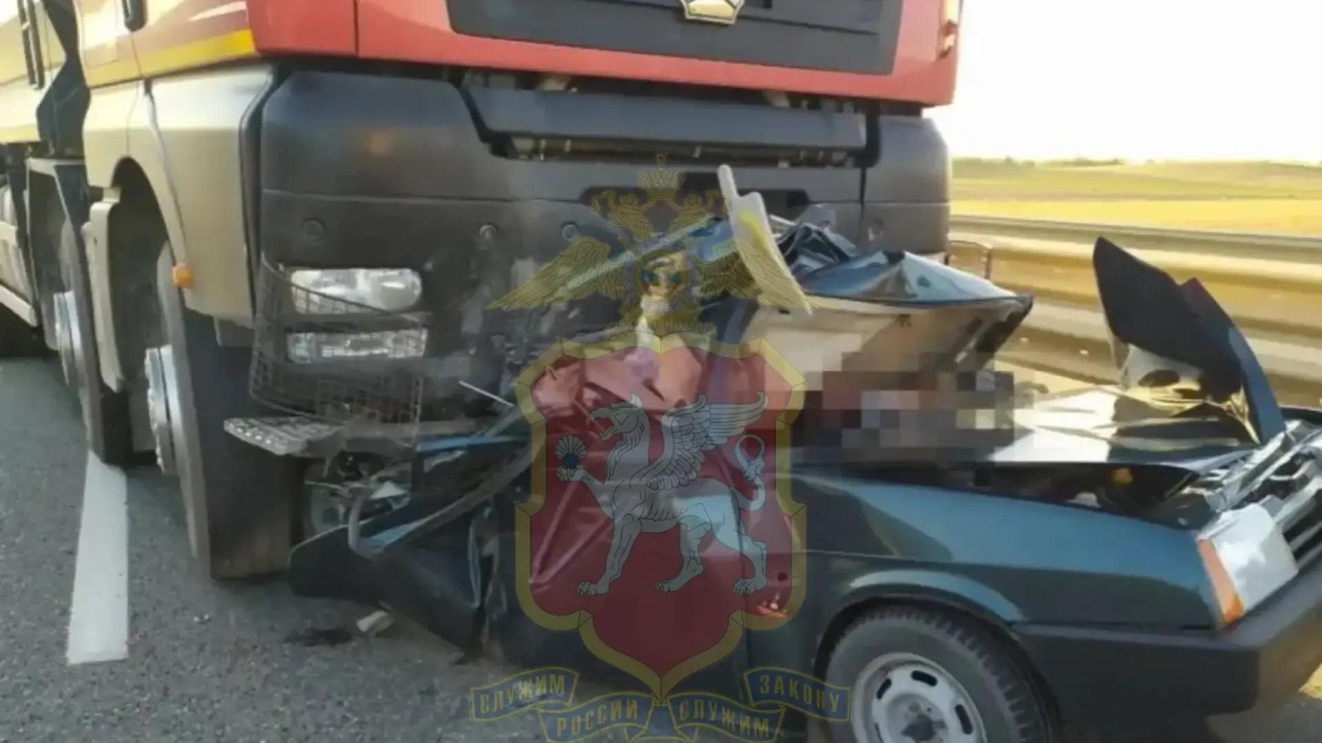 Грузовой автомобиль смял легковой автомобиль на трассе Таврида Грузовой автомобиль смял легковой автомобиль на трассе Таврида - РИА Новости, 1920, 03.09.2026