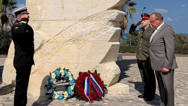 Церемония возложения венков и цветов к Монументу Победы Красной армии над нацистской Германией Церемония возложения венков и цветов к Монументу Победы Красной армии над нацистской Германией
