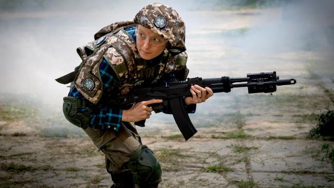 Женщина во время учений в Киеве