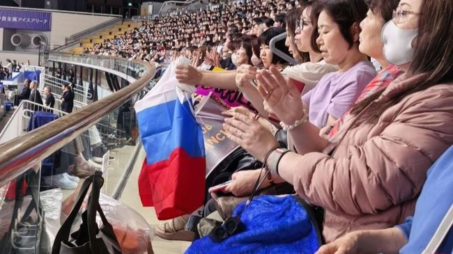 Российский флаг на трибунах Tatsumi Ice Arena в Японии
