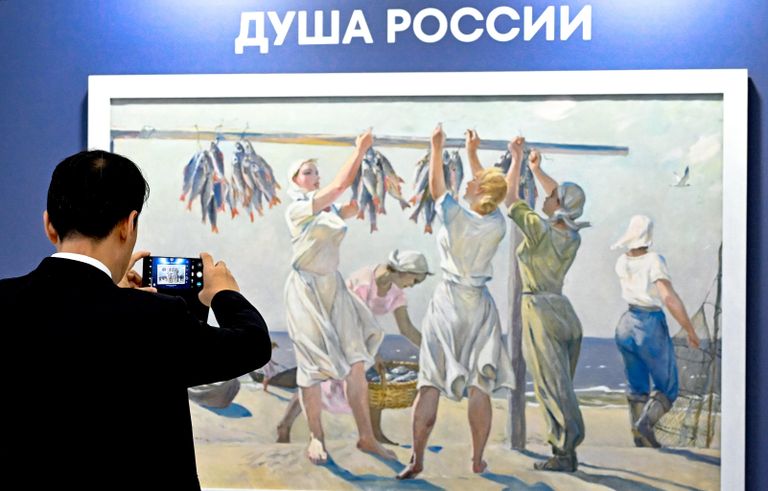 Стенд Душа России, репродукция картины У моря художника Александра Дейнеки