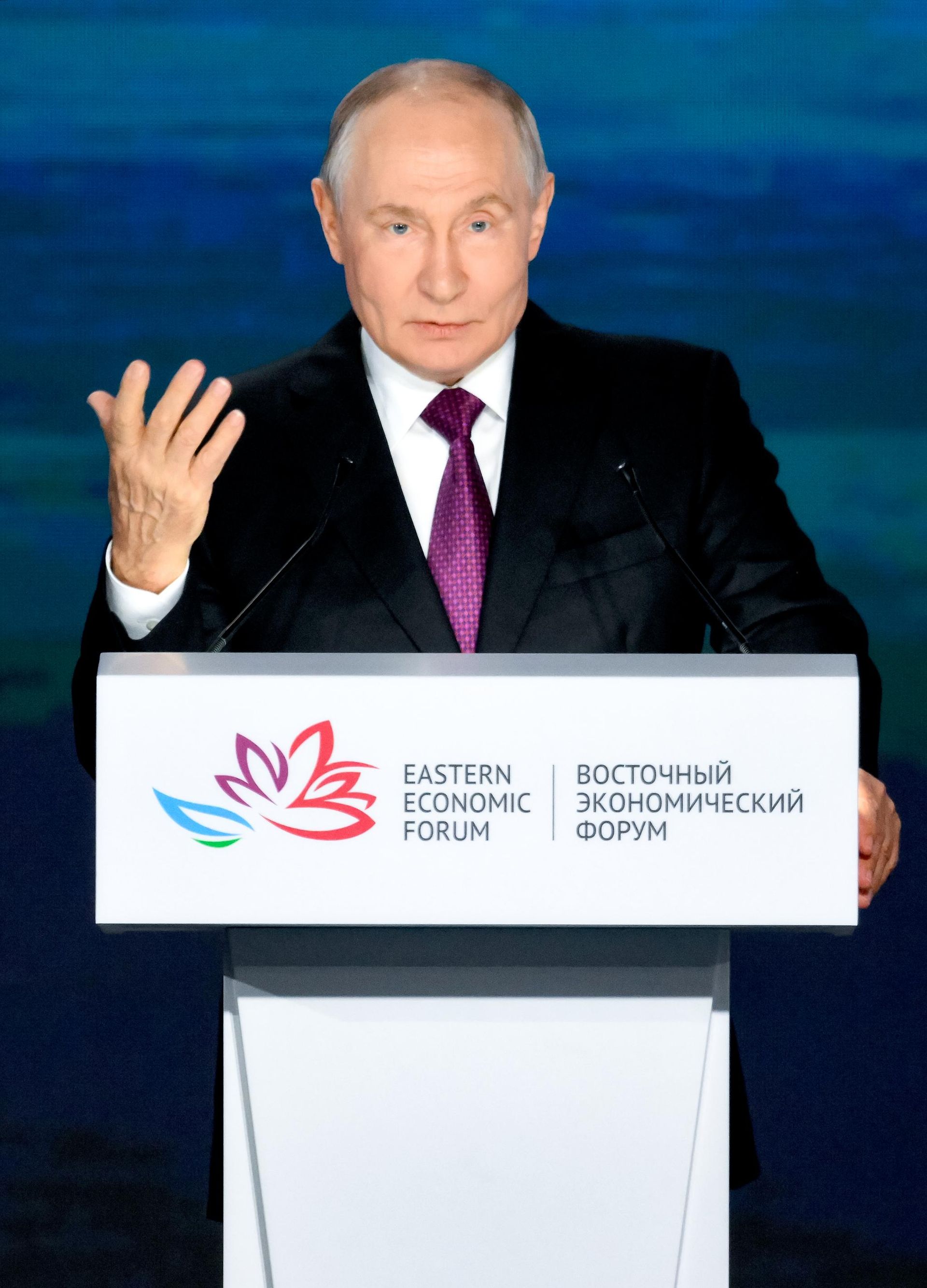 Президент России Владимир Путин на пленарной сессии Восточного экономического форума Президент России Владимир Путин на пленарной сессии Восточного экономического форума - РИА Новости, 1920, 17.09.2026