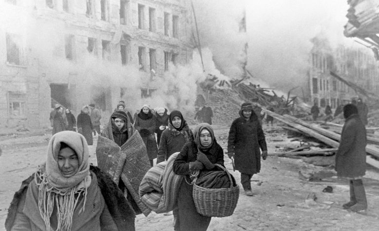 Жители блокадного Ленинграда выходят из бомбоубежища после отбоя воздушной тревоги