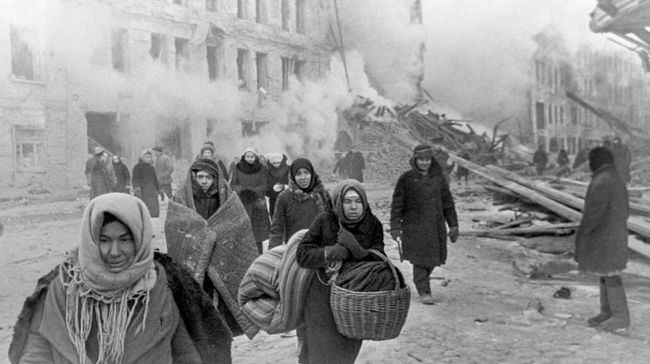 Жители блокадного Ленинграда выходят из бомбоубежища после отбоя воздушной тревоги