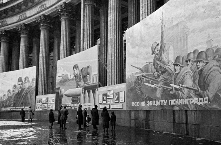 Горожане на выставке плакатов, призывающих к борьбе с фашистскими захватчиками, на колоннаде Казанского собора в блокадном Ленинграде.