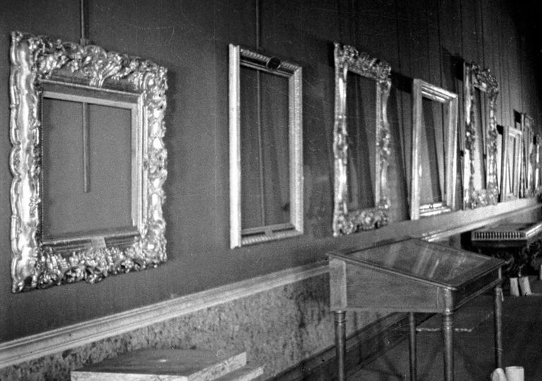 Пустые рамы в залах Государственного Эрмитажа. В июле 1941 года более миллиона 200 тысяч экспонатов Государственного Эрмитажа были эвакуированы в тыл Советского Союза