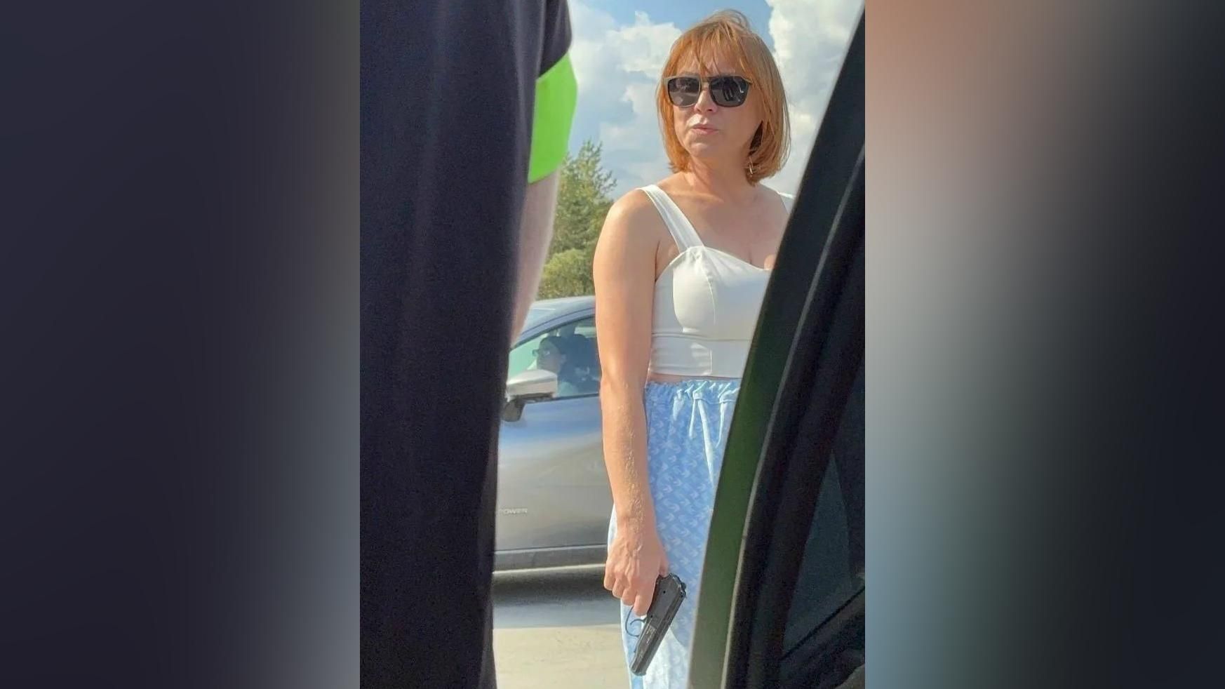 Женщина с пистолетом на АЗС в Свердловской области Женщина с пистолетом на АЗС в Свердловской области - РИА Новости, 1920, 05.09.2026