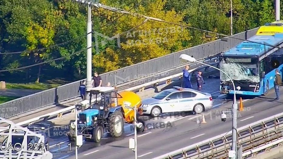 ДТП с участием поливальной машины и автобуса на улице Борисовские пруды в Москве. 4 сентября 2026 - РИА Новости, 1920, 04.09.2026