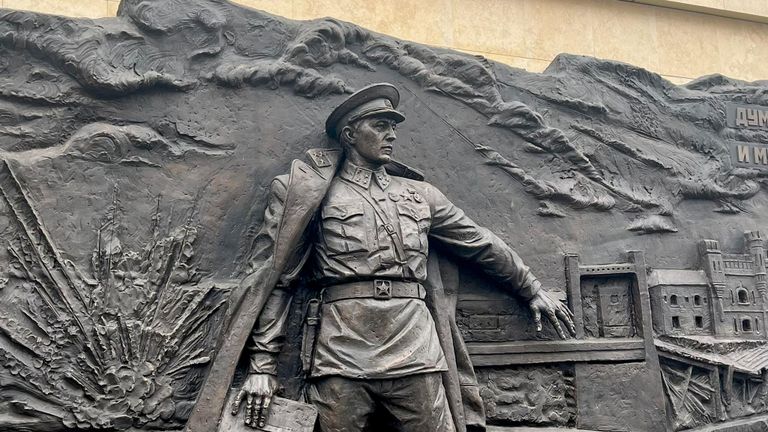 Барельеф на здании вестибюля станции метро Бульвар Генерала Карбышева Барельеф на здании вестибюля станции метро Бульвар Генерала Карбышева