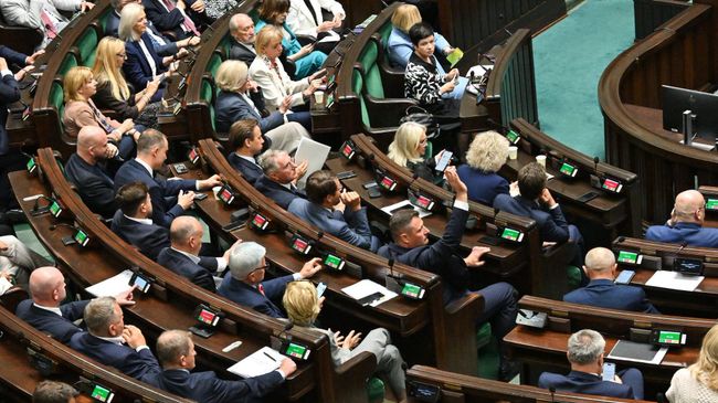 Заседание сейма Польши, во время которого Доминика Хоросиньская начала лаять