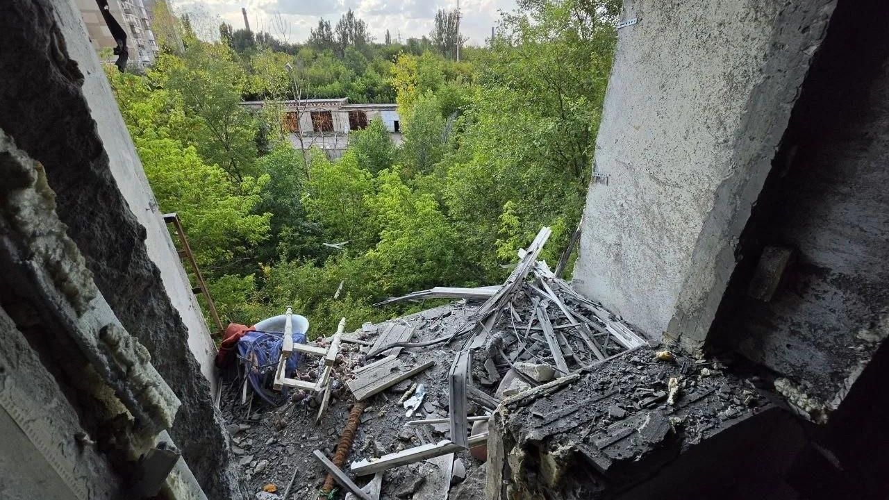 Последствия атаки ВСУ по многоквартирному дому в Донецке. 4 сентября 2026 Последствия атаки ВСУ по многоквартирному дому в Донецке. 4 сентября 2026 - РИА Новости, 1920, 04.09.2026