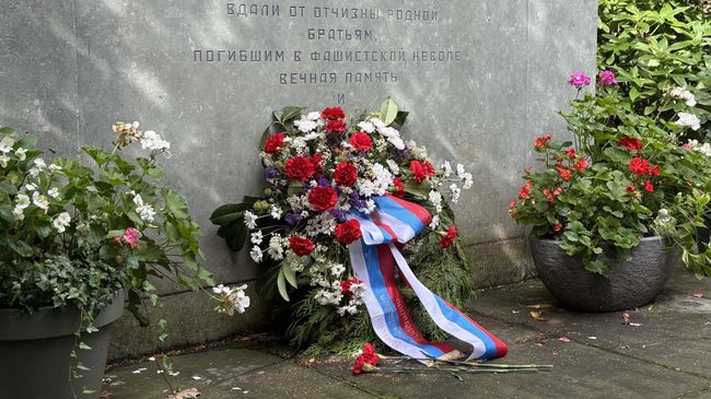 Церемония возложения цветов на советском воинском кладбище в Хемере в Германии Церемония возложения цветов на советском воинском кладбище в Хемере в Германии