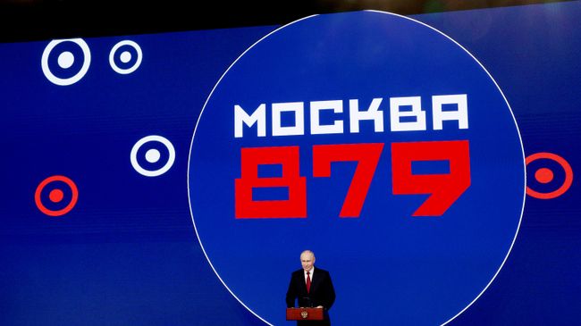 Президент России Владимир Путин выступает в концертном зале Зарядье в Москве по случаю Дня города