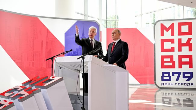 Президент России Владимир Путин и мэр Москвы Сергей Собянин открывают по видеосвязи новые инфраструктурные объекты в Москве в День города