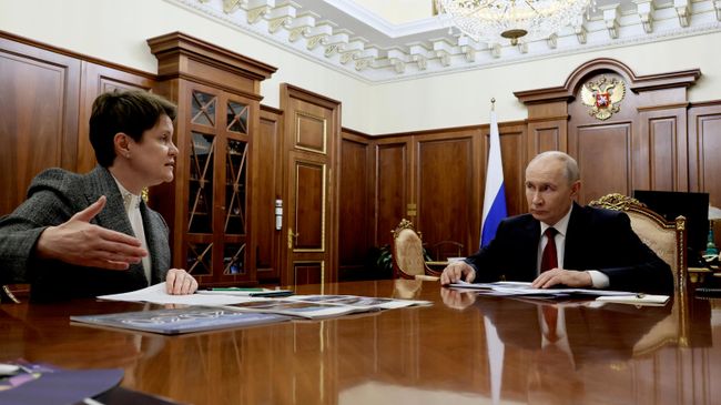 Президент РФ Владимир Путин и руководитель фонда Талант и успех Елена Шмелёва во время встречи в Москве