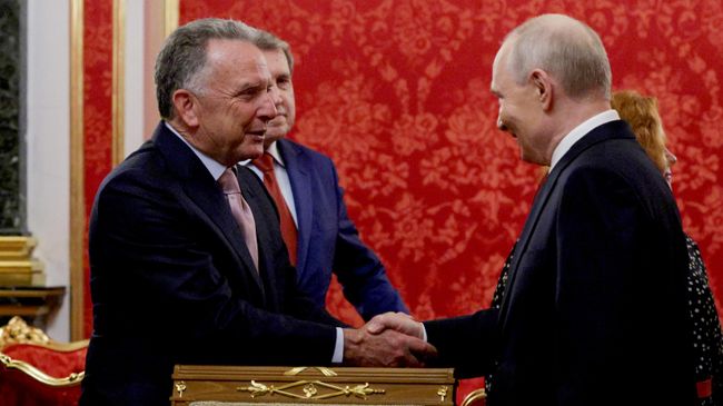 Президент России Владимир Путин и специальный посланник президента США Стивен Уиткофф во время встречи в Москве