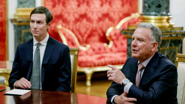 Специальный посланник президента США Стивен Уиткофф и зять президента США Джаред Кушнер во время встречи в Москве с президентом РФ Владимиром Путиным