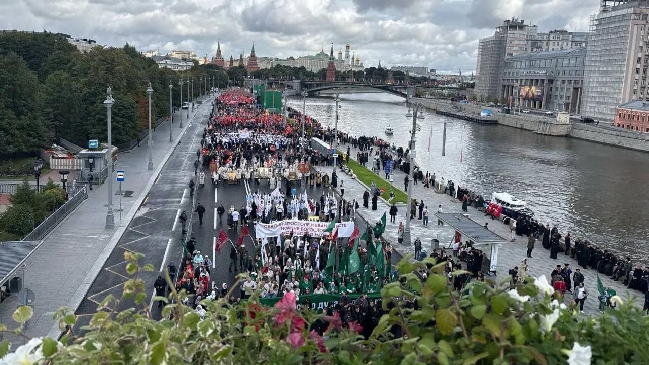 Верующие в ожидании крестного хода на Пречистенской набережной в Москве Верующие в ожидании крестного хода на Пречистенской набережной в Москве - РИА Новости, 1920, 06.09.2026