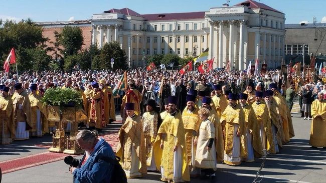 Крестный ход с мощами святителей Иннокентия Иркутского и Спиридона Тримифунтского в Иркутске