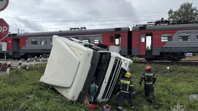 Последствия столкновения электрички с грузовиком во Владимирской области 