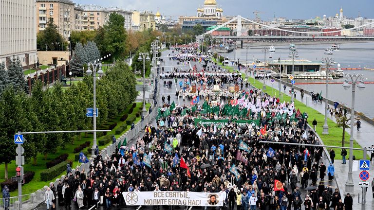 Участники Общемосковского крестного хода