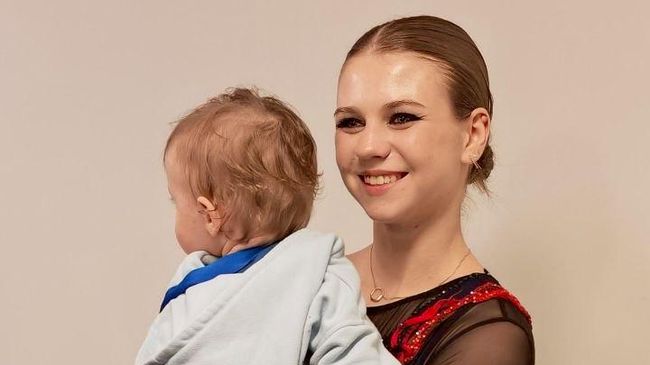 Фигуристка Александра Трусова с сыном