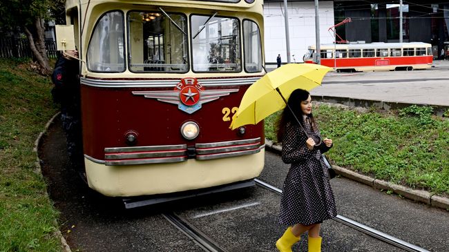 Девушка возле трамвая РВЗ-6 на параде трамваев в Москве