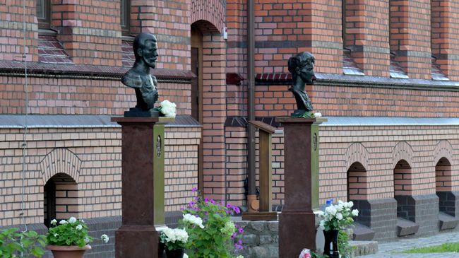 Открытие памятников-бюстов императору Николаю II и императрице Александре Федоровне на территории Гусевского историко-краеведческого музея имени А. М. Иванова