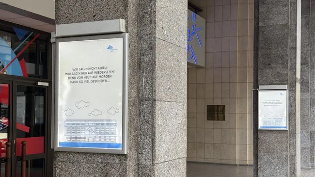 Плакат у входа в Русский дом в Берлине перед его закрытием