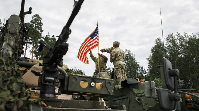 Американские военные с флагом США