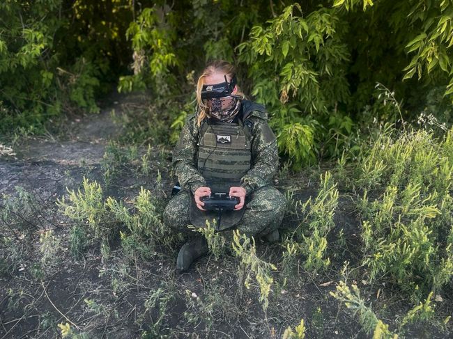 Радистка демонстрирует новобранцам навыки пилотирования Радистка демонстрирует новобранцам навыки пилотирования
